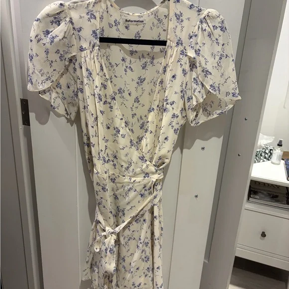 Reformation Ellwood Dress in white/blue floral - Picture 3 of 5
